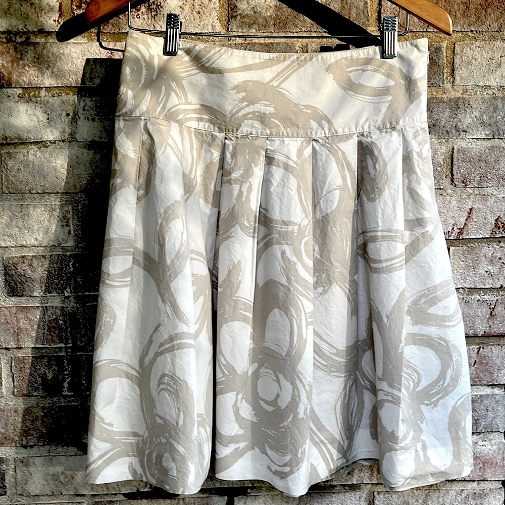 Banana Republic pleated skirt. Size 4. Approx knee length.light taupe print